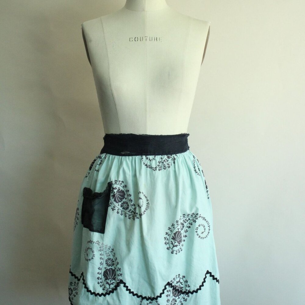 Vintage 1960s Apron, Mint Green and Black Cotton Half Apron with Ricrac Trim - Picture 2 of 10